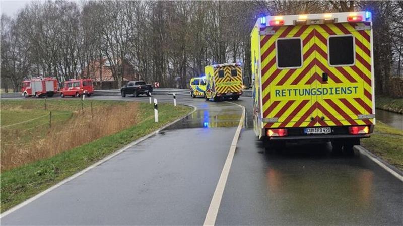 Auto überschlägt sich bei Osten – Drochterserin und Chemnitzer verletzt Zwei Rettungswagen, ein Notarzt sowie Einsatzkräfte von Feuerwehr und Polizei waren vor Ort.