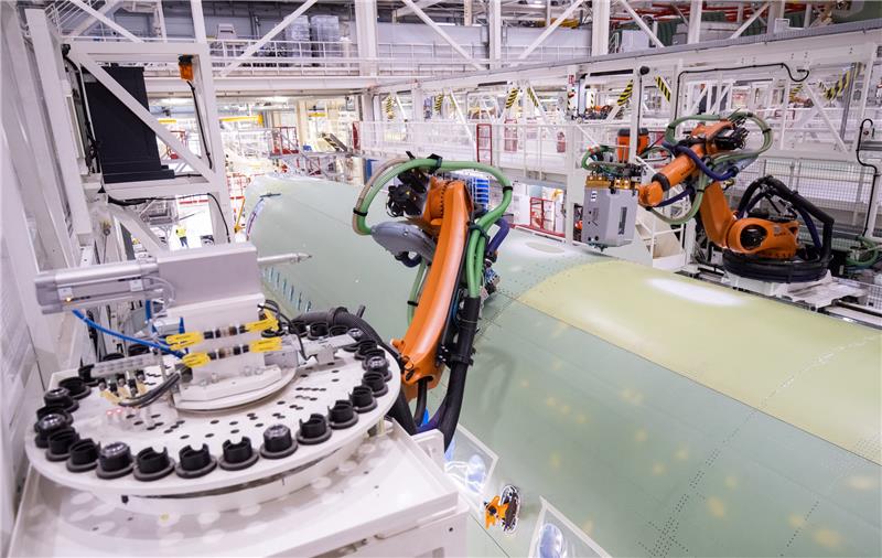Zwei Roboter beim Bohren und setzen von Nieten in der neuen Strukturmontage der Airbus A320 Familie in Hangar 245 im Airbus Werk in Finkenwerder. Airbus stellt ein neues Montageverfahren für Flugzeugrümpfe der A320-Familie vor. Foto: Christian Charisius/dpa