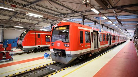 Zwei S-Bahn-Züge der Baureihen 490 (links) und 474 stehen im Hamburger S-Bahn Werk Ohlsdorf. Die 490er haben eine Klimaanlage. Die ältere Baureihe 474 nicht.