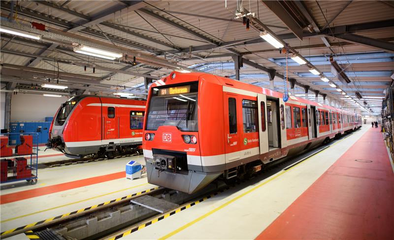 S-Bahn-Netz soll bis 2030 digitalisiert werden – 30 Prozent mehr Kapazität Zwei S-Bahn-Züge der Baureihen 490 (links) und 474 stehen im S-Bahn Werk Ohlsdorf. Foto: Daniel Reinhardt/dpa