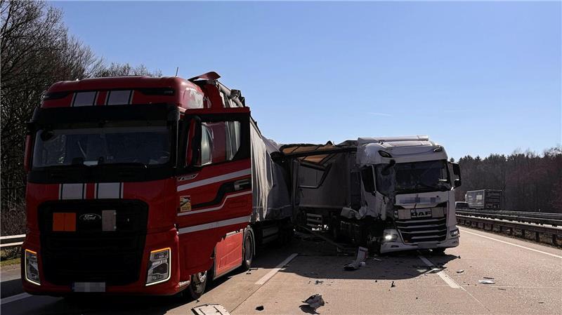 Zwei Sattelzüge prallten am A7-Stauende aufeinander.