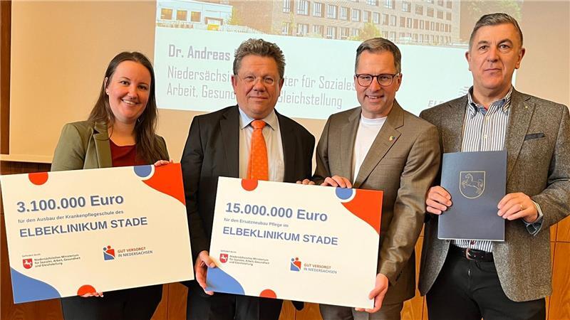 Zwei Schecks auf einmal hat Minister Andreas Philippi noch nie überreicht: Die Landtagsabgeordnete Corinna Lange (SPD, links), Landrat Kai Seefeld (CDU, zweiter von rechts) und Geschäftsführer Siegfried Ristau (rechts) freut das.