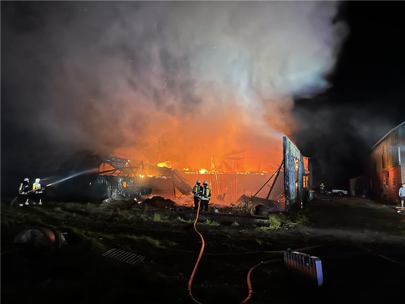 Mehr als 500.000 Euro Sachschaden bei zwei Scheunenbränden Zwei Scheunenbrände im Kreis Segeberg halten die Feuerwehr in Atem. Foto: Kreisfeuerwehrverband Segeberg