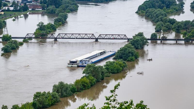 Hochwasser in Süddeutschland bleibt kritisch Zwei Schiffe liegen im Hochwasser der Donau.
