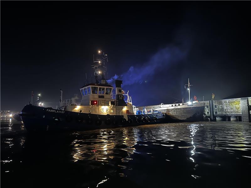 Zwei Schlepper brachten das Binnenschiff in den Bützflether Hafen.