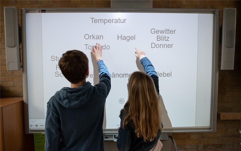 Zwei Schüler arbeiten an einem Smartboard (Symbolbild). Foto: Daniel Reinhardt/dpa
