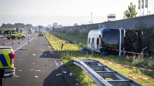 Zwei Schulklassen aus Schleswig-Holstein waren auf dem Weg nach Paris, als ihr Reisebus nahe Wezep verunglückte.