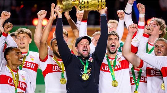 Zwei Siege trennen den VfB und Trainer Sebastian Hoeneß (Mitte) vom erneuten Pokal-Triumph. (Archivbild)