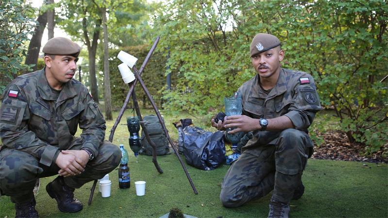 Russlands Krieg kommt näher Zwei Soldaten der polnischen Territorialstreitkräfte zeigen, wie man verdrecktes Wasser reinigt.