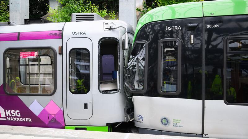 Verletzte bei Stadtbahn-Unfall: Großeinsatz am Messegelände Zwei Stadtbahnen stehen nach einem Auffahrunfall im Bahnhof Messe Ost.