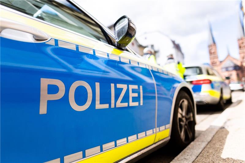 Kriminelle steigen in Imbiss am Lühe-Anleger ein Zwei Streifenwagen der Polizei stehen am Straßenrand.