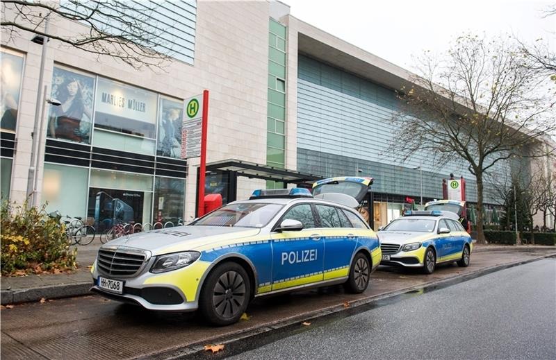Zwei Streifenwagen der Polizei stehen vor dem Alstertal-Einkaufszentrum (AEZ). Foto: Bockwoldt/dpa
