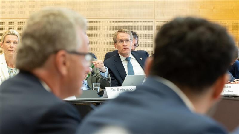 Zwei Stunden stellt sich Günther dem Wirtschaftsausschuss.