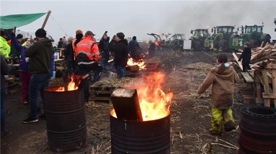 Zwei Tage lang hielten sich Landwirte in ihrem Camp beim „Mahnfeuer“ in Wanna auf.