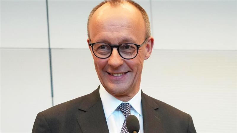 Merz mit 98 Prozent als Unionsfraktionschef bestätigt Zwei Tage nach der Bundestagswahl hat die CDU/CSU-Fraktion Friedrich Merz erneut zum Vorsitzenden gewählt. Sollte er Bundeskanzler werden, muss die Fraktion einen neuen Chef bestimmen.