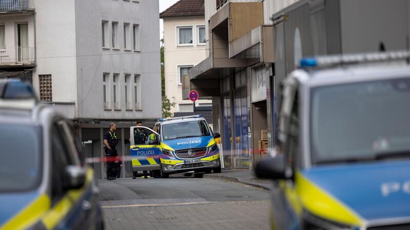 Mutmaßlicher Täter nach Solinger Anschlag in U-Haft Zwei Tage nach der Tat waren in Solingen noch viele Einsatzkräfte im Einsatz.