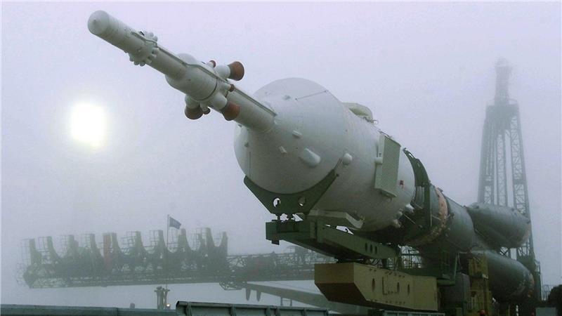 „Unwahrscheinlichste Maschine“: 25 Jahre Crew auf der ISS Zwei Tage vor dem geplanten Abflug der ersten Besatzung zur Internationalen Raumstation ISS wird das russische Raumschiff „Sojus-TM“ in Startposition gebracht. (Archivbild)