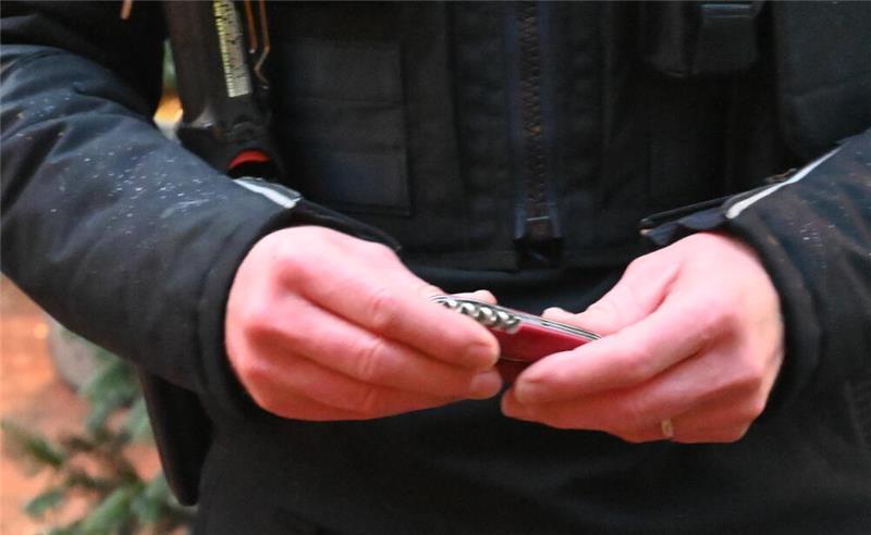 Wie die Polizei das Messerverbot auf dem Weihnachtsmarkt kontrolliert Zwei Taschenmesser: Ausbeute der Schwerpunktkontrolle auf dem Stader Weihnachtmarkt.