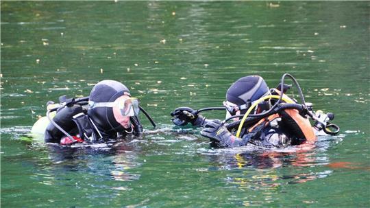 Zwei Taucher im Hemmoorer Kreidesee