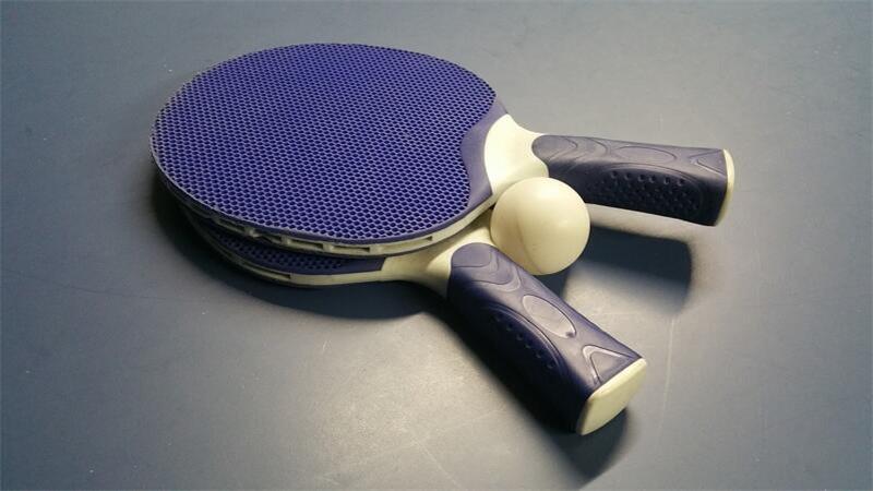 TTC Drochtersen wieder Ausrichter der Bezirksmeisterschaften Zwei Tischtennisschläger liegen neben einem Ball.