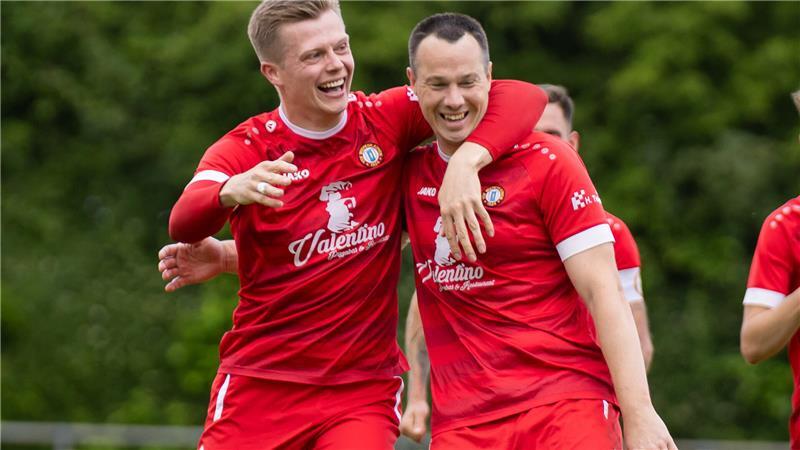 Wiepenkathen schießt sich torreich zum Aufstieg und hat noch nicht genug Zwei Torschützen feiern. Fabian Wulff (links) erzielte das 1:0, Manuel Detje markierte das wichtige 3:1.