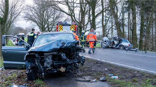 Zwei Tote und ein Verletzter: Das ist die Bilanz eines Horrorunfalls bei Wehldorf im Kreis Rotenburg.