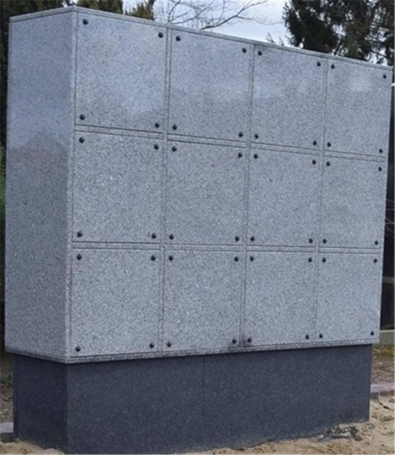 Zwei Urnen finden in den Fächern des neuen Kolumbariums Platz.