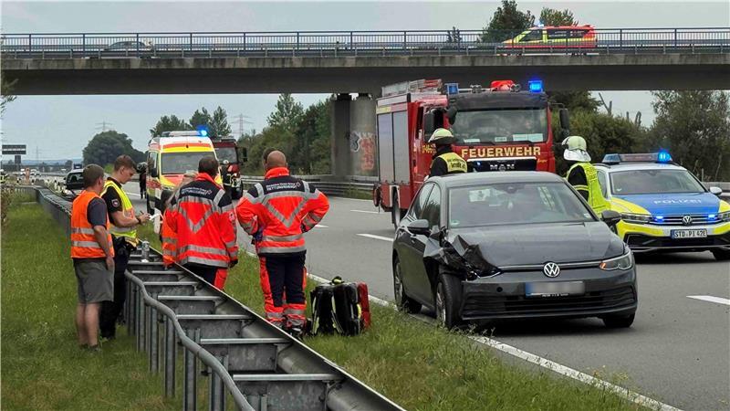 A26 gesperrt: Unfall bei Jork - Drei Menschen verletzt Zwei VW kollidieren beim Befahren der Autobahn A26 bei Jork.