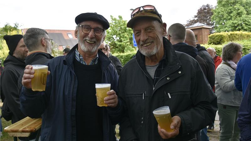 Zwei Väter - drei Bier: Reinhard Bardoux (links) mit Hermann Retemeyer.