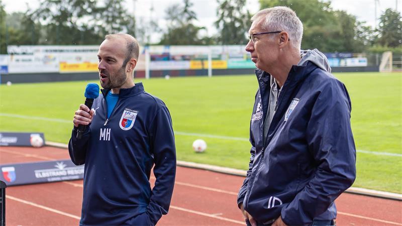 Die Fußballer haben die Opfer der Gewalttat in Stade nicht vergessen Zwei Veranstalter unter sich: Malte Handke (links) und JFV-Präsident Ingo Dammann.