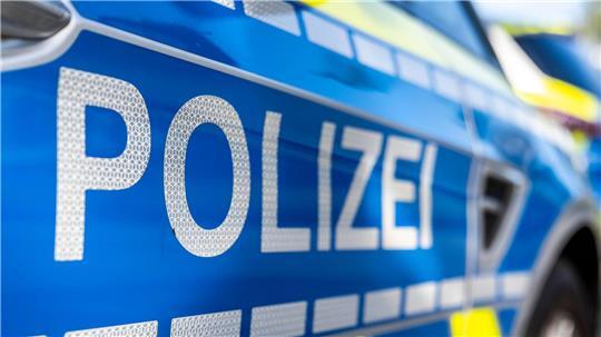 An der Tür von einem Streifenwagen steht der Schriftzug «Polizei». 