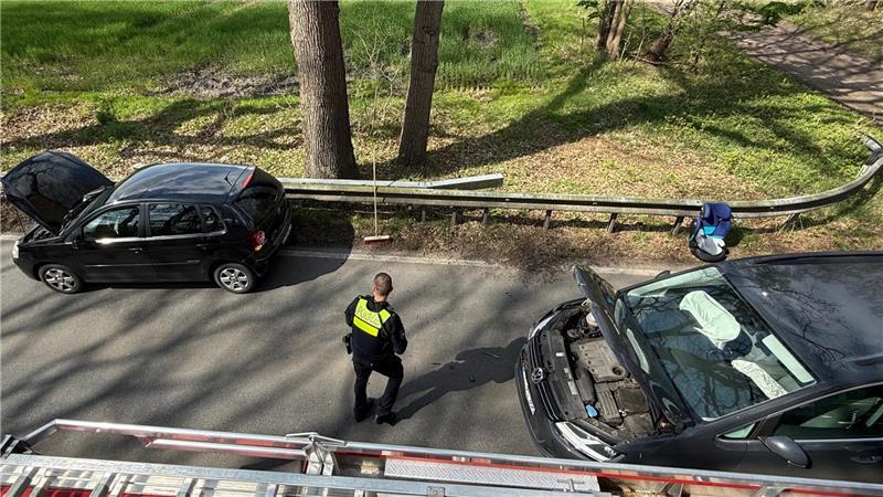 B74: Autofahrerinnen kollidieren bei Hagenah Zwei Wagen krachen auf der Bundesstraße 74 zwischen Stade und Bremervörde zusammen.