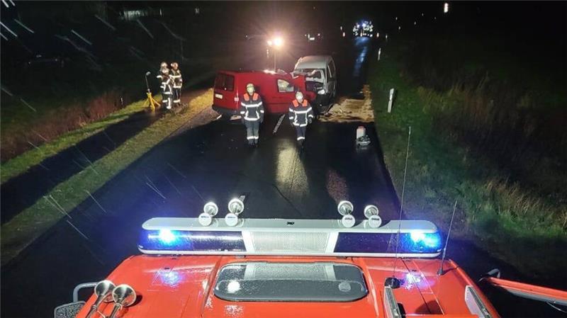 Frontal-Crash im Alten Land – Neuenkirchener schwer verletzt Zwei Wagen sind am Sonntagabend bei Jork frontal kollidiert.