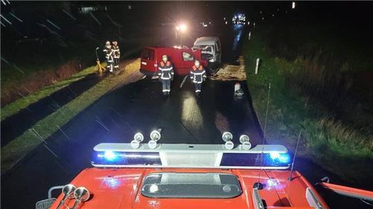 Zwei Wagen sind am Sonntagabend bei Jork frontal kollidiert.