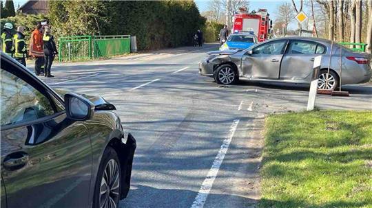 Zwei Wagen sind auf der Landesstraße 111 in Nordkehdingen zusammengestoßen.