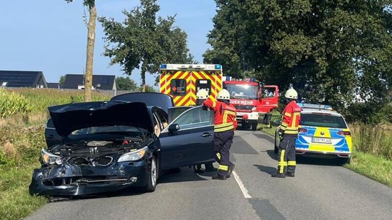 74-Jähriger übersieht Wagen beim Abbiegen in Harsefeld Zwei Wagen sind in Harsefeld-Griemshorst zusammengestoßen, zwei Menschen wurden leicht verletzt.