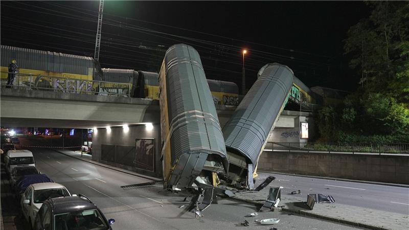 Zwei Waggons sind in München von einer Brücke gestürzt. 