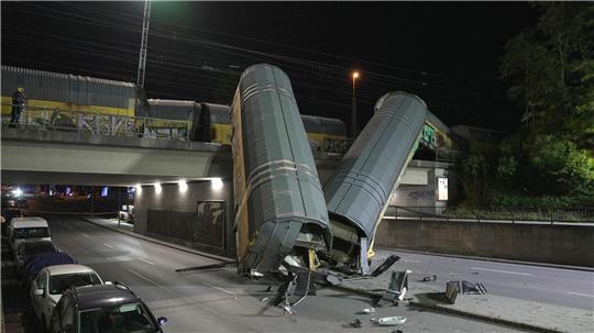 Zwei Waggons sind in München von einer Brücke gestürzt. 