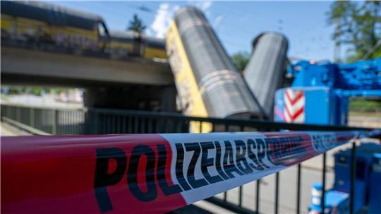Zwei Waggons sind in München von einer Brücke gestürzt.