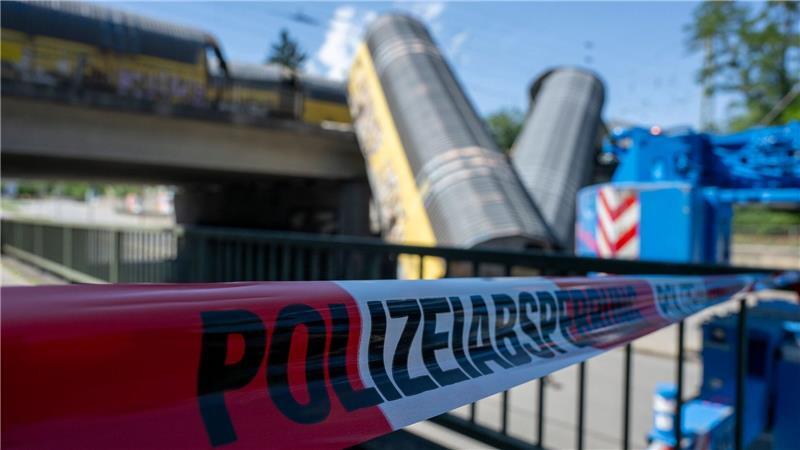 Zwei Waggons sind in München von einer Brücke gestürzt.