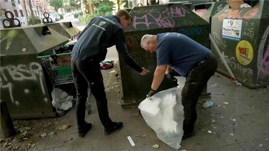 Zwei Waste Watcher der Stadtreinigung Hamburg während einer Kontrolle.