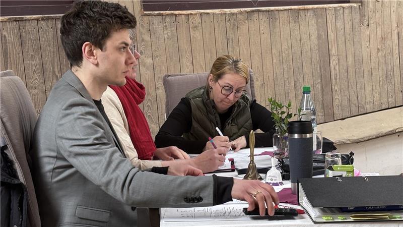 Zwei Weltmeister von 2021: Voltigierer Malte Möller als Wertungsrichter und Trainerin Gesa Bührig als Turnierschreiberin.