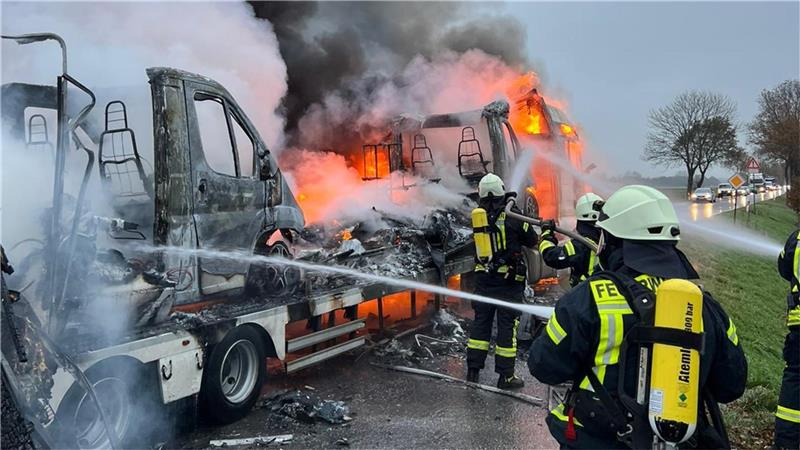 Zwei Wohnmobile sowie der transportierende Sattelschlepper brannten vollständig aus. Foto: Mikloweit
