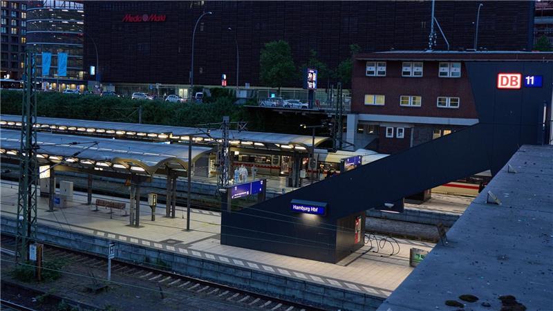 Zwei Zeugen griffen ein und stoppten die Messerstecherin auf dem Bahnsteig. (Archivbild)