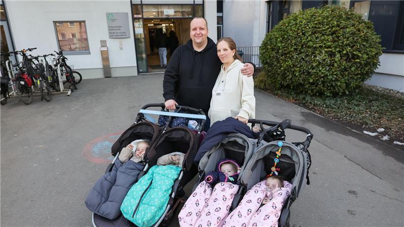 Zwei Zwillingspaare im Kinderwagen, eins im Bauch - Jasmin Schmidt und Andreas Rittner freuen sich wieder auf doppeltes Glück.