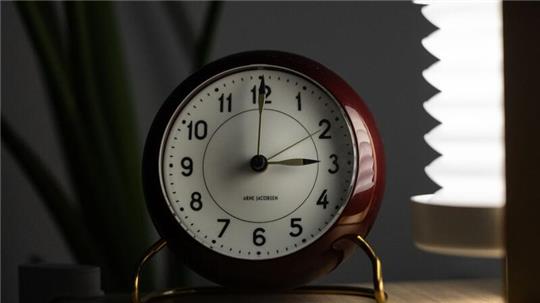 Zwei analoge Uhren stehen auf einem Tisch. Am 31. März wird die Uhrzeit von zwei auf drei Uhr am Morgen vorgestellt.