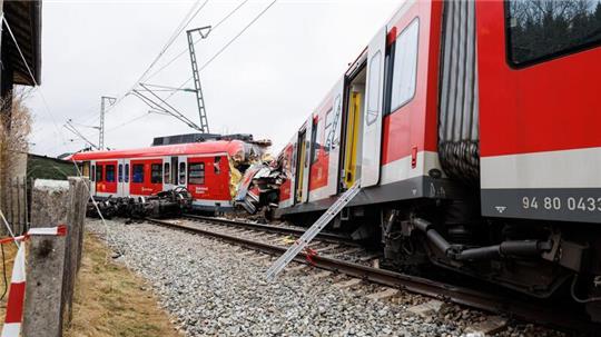 Zwei aufeinandergeprallte S-Bahnen an der Unfallstelle in der Nähe des Bahnhofes Ebenhausen-Schäftlarn.