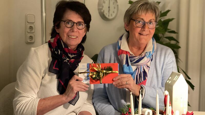Adventsbesuch von der Kirchengemeinde: Sie kommen vorbei und hören zu Zwei aus der Gruppe: Heike Faby (links) und Traute von Schassen mit dem Geschenk für Senioren.