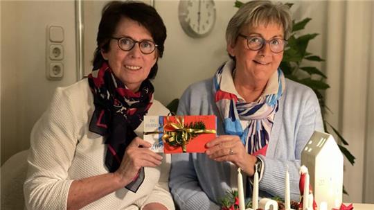 Zwei aus der Gruppe: Heike Faby (links) und Traute von Schassen mit dem Geschenk für Senioren.