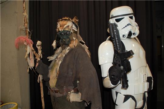 Zwei aus völlig unterschiedlichen Welten: Christine Kipping aus Wiegersen (links) als wilde Kriegerin und Alexander Lück aus Apensen als Star Wars Stormtrooper. Foto: Laudien